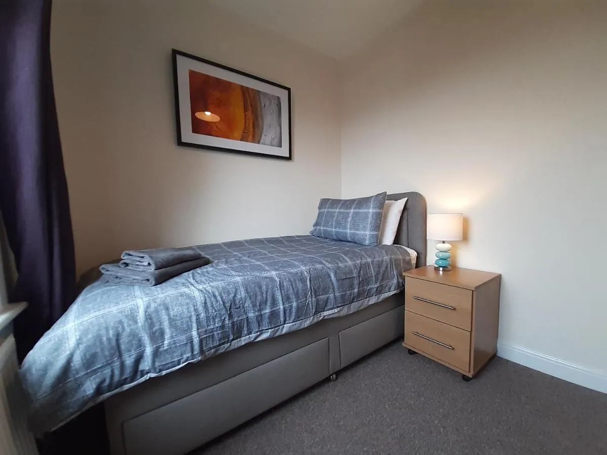 Carvetii - Xavier House - 2-Storey Sleeps Up To 7 Rosyth Apartment